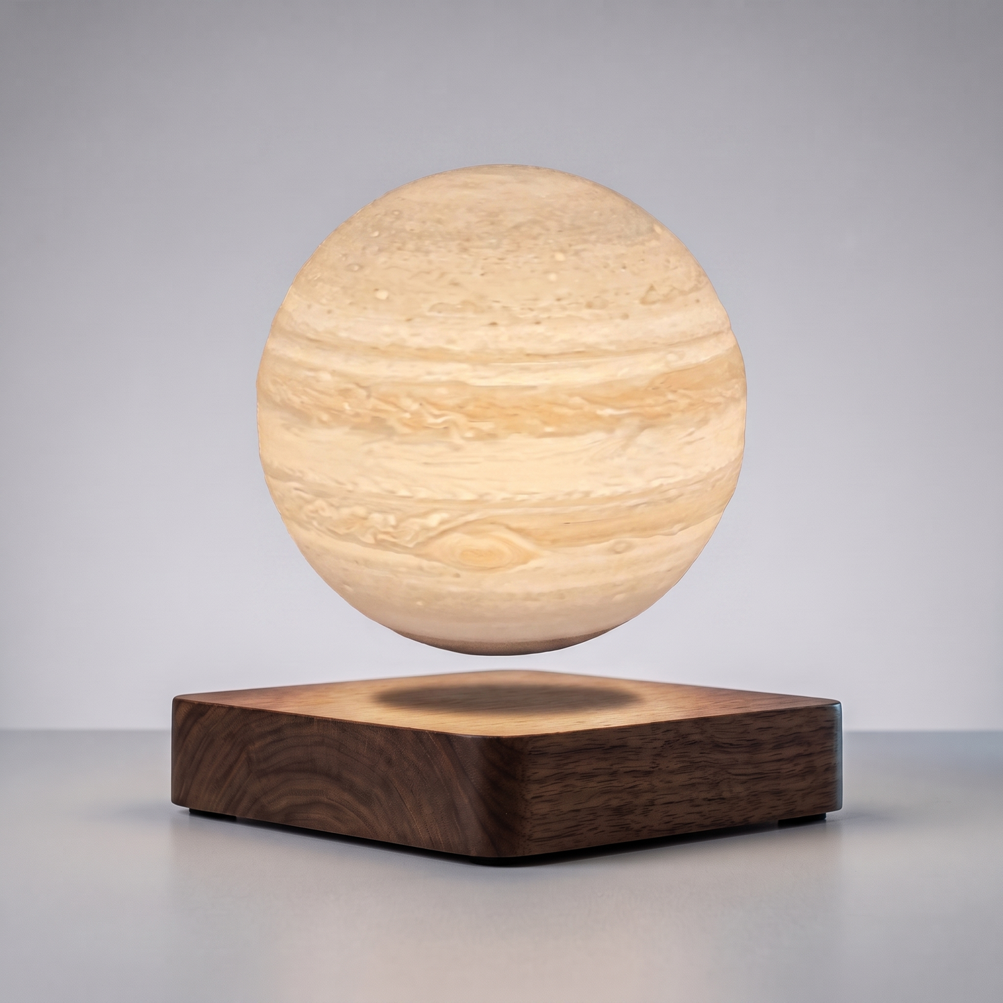 Ausführung Jupiter dunkel: schwebende Planetenlampe mit Wolkenbändern über dem Sockel aus massivem Holz