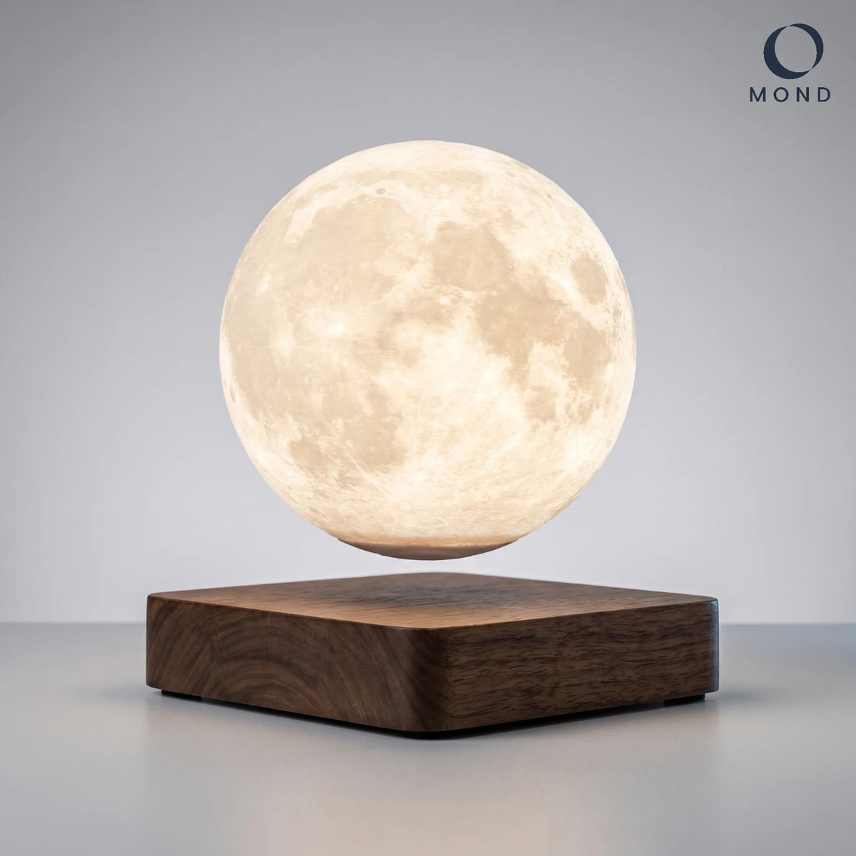 MOND Schwebewelt – Mondkugel schwebt warmweiß leuchtend über einem Holzsockel