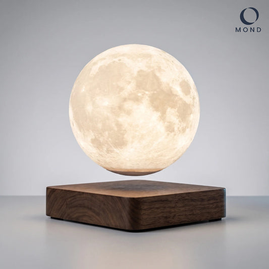 MOND Schwebewelt – Mondkugel schwebt warmweiß leuchtend über einem Holzsockel