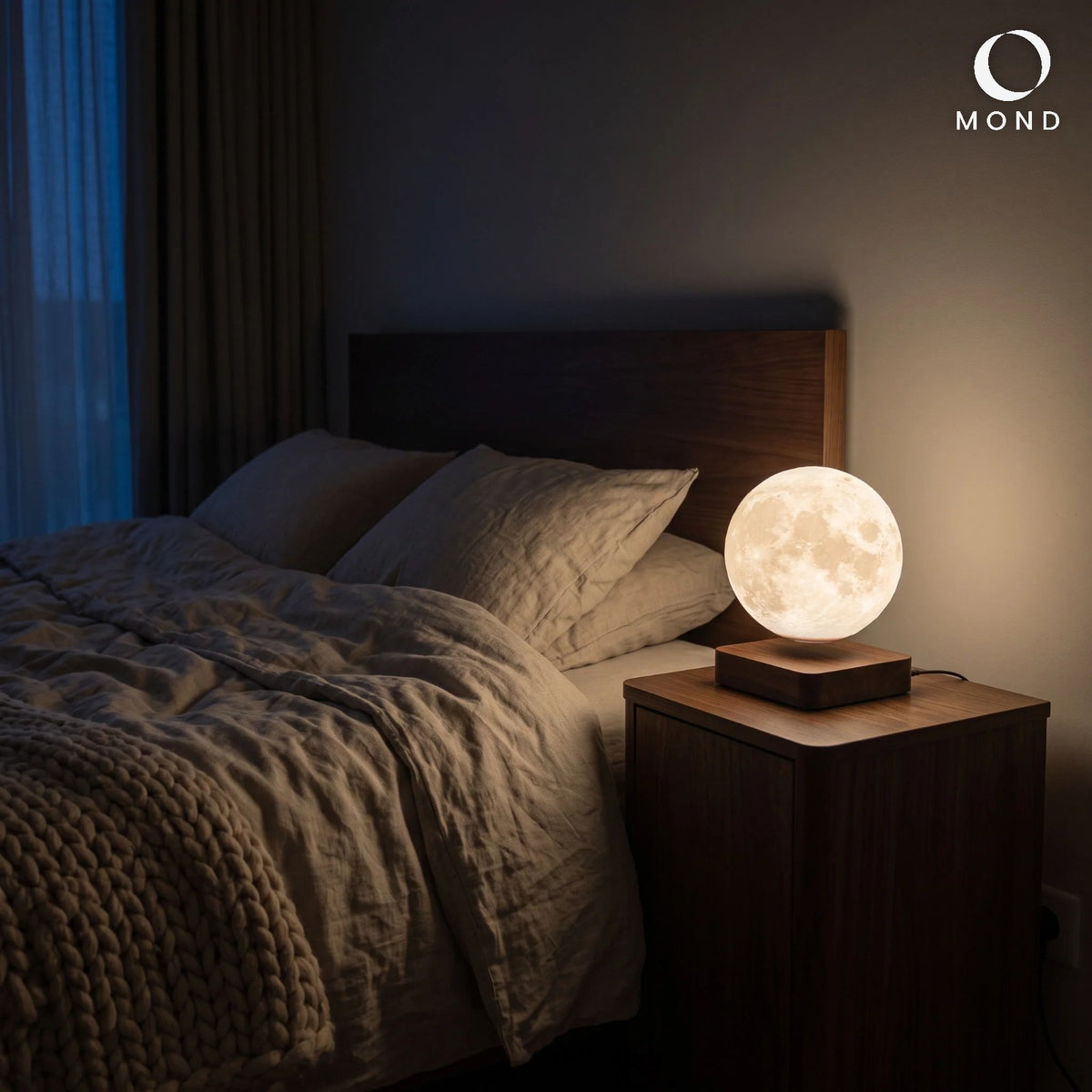 MOND Schwebewelt auf dem Nachttisch in einem dunklen Schlafzimmer
