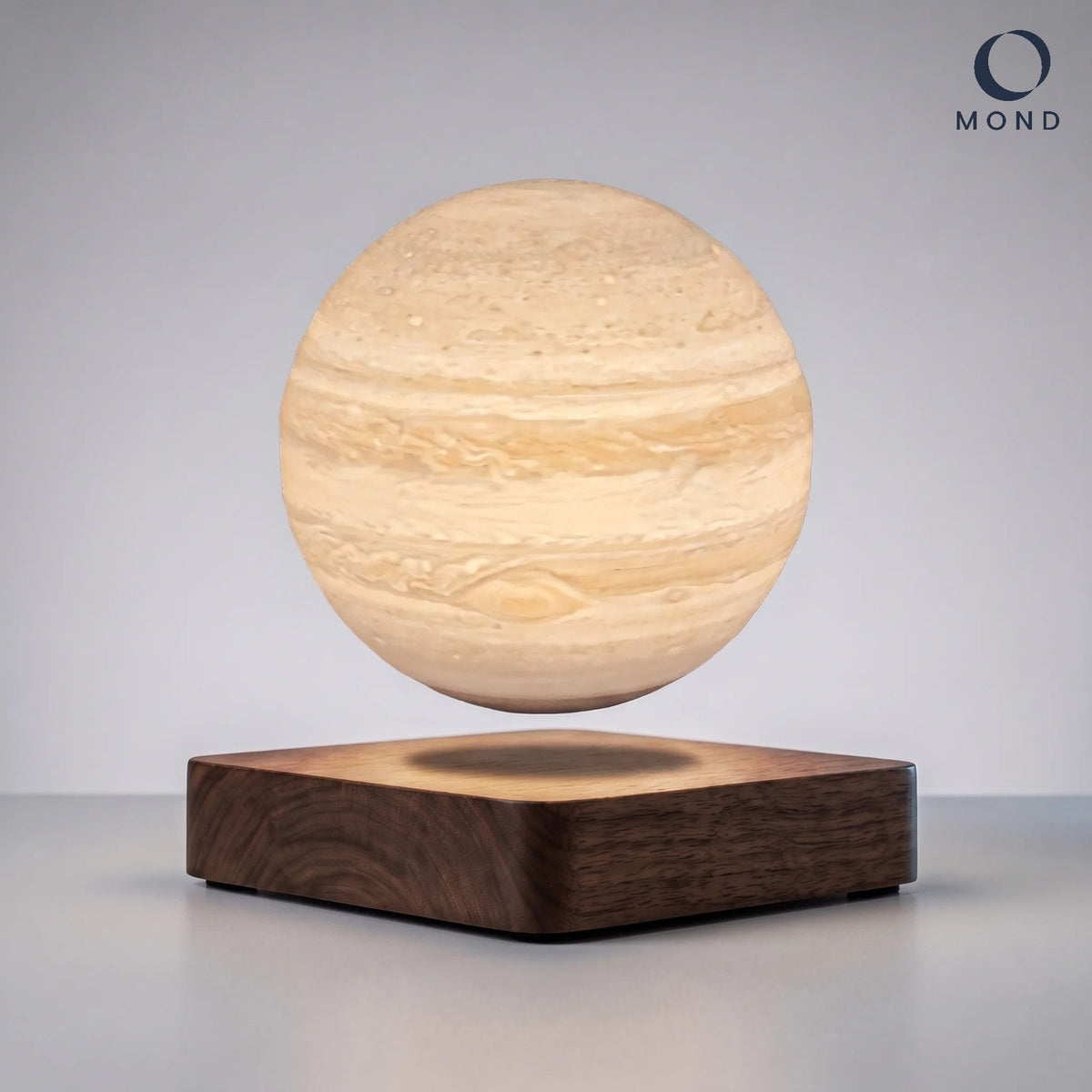 MOND Schwebewelt Ausführung Jupiter: schwebende Planetenlampe mit Wolkenbändern über dem Sockel aus massivem Holz